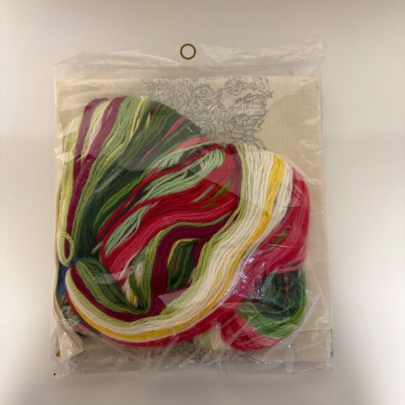 Spinnerin Strawberries Stitchery Kit Finished Size 8in X 40in Unopened Vintage - Picture 3 of 4